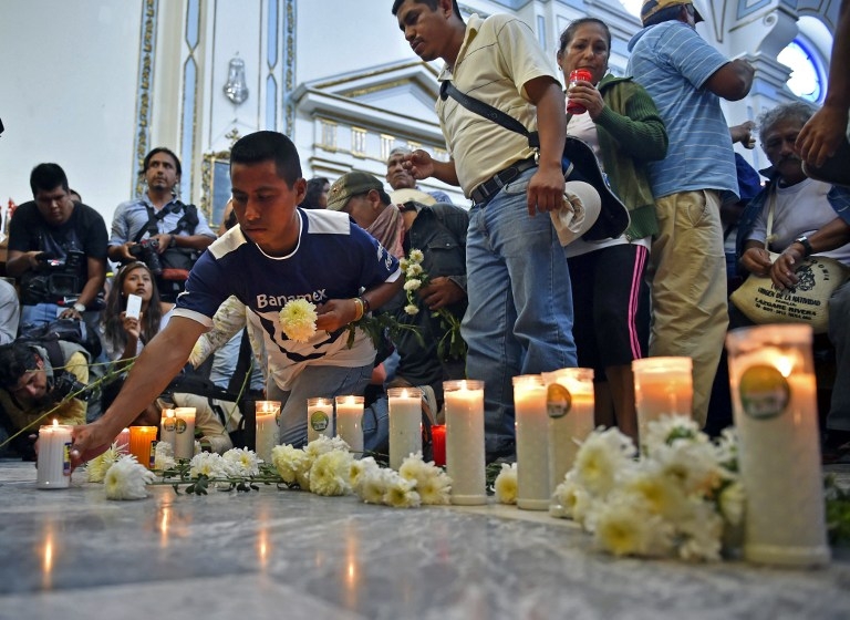 Des proches des 43 étudiants disparus prient dans la cathédrale de Chilpancingo, le 14 octobre 2014 Des proches des 43 étudiants disparus prient dans la cathédrale de Chilpancingo, le 14 octobre 2014