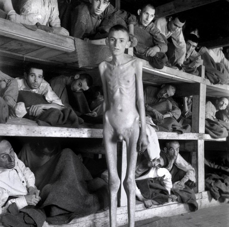 Les prisonniers du bloc 61 de Buchenwald à la libération du camp par l'armée américaine, en avril 1945 Les prisonniers du bloc 61 de Buchenwald à la libération du camp par l'armée américaine, en avril 1945