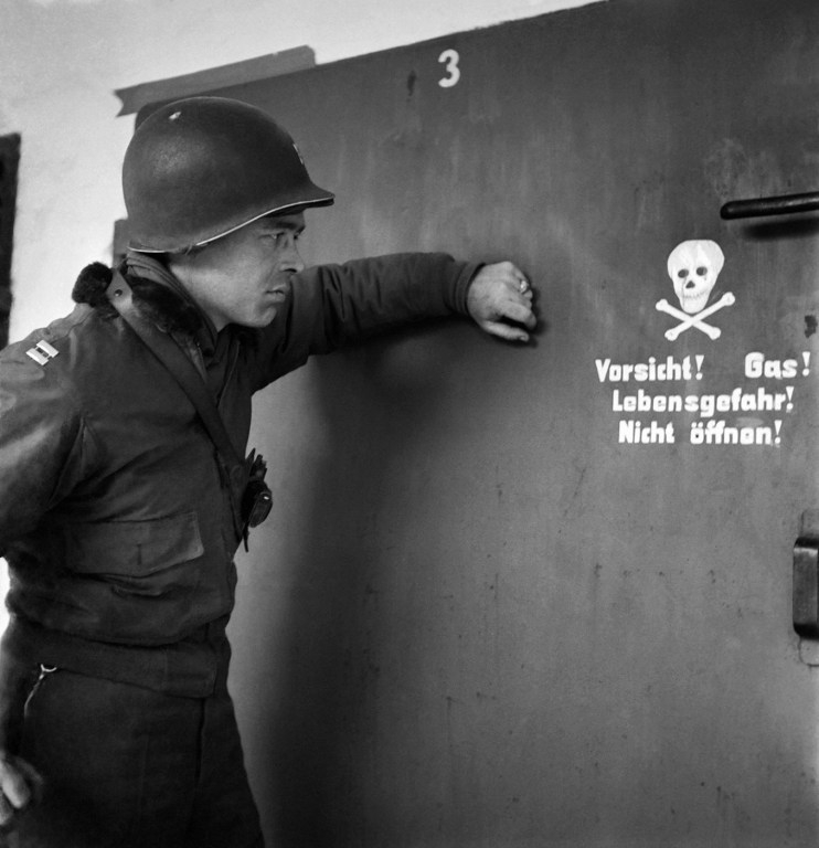 Un soldat américain devant une des chambres à gaz du camp de Dachau, en avril 1945 Un soldat américain devant une des chambres à gaz du camp de Dachau, en avril 1945