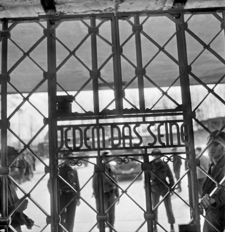 La grille d'entrée du camp de Buchenwald et la devise "Jedem das seine" La grille d'entrée du camp de Buchenwald et la devise "Jedem das seine"