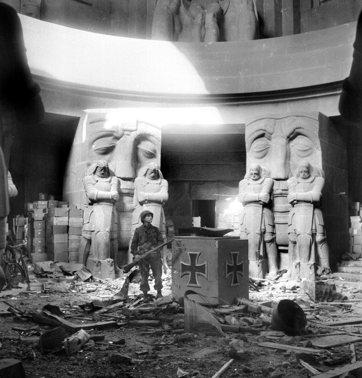 Un soldat américain dans les ruines du monument de la Bataille des nations à Leipzig, le 18 avril 1945 Un soldat américain dans les ruines du monument de la Bataille des nations à Leipzig, le 18 avril 1945