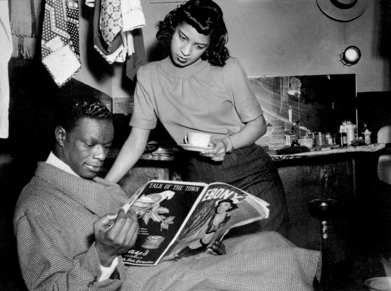 Le chanteur et pianiste de jazz Nat King Cole à l'Apollo Theatre de Harlem, dans les années 1950 Le chanteur et pianiste de jazz Nat King Cole à l'Apollo Theatre de Harlem, dans les années 1950