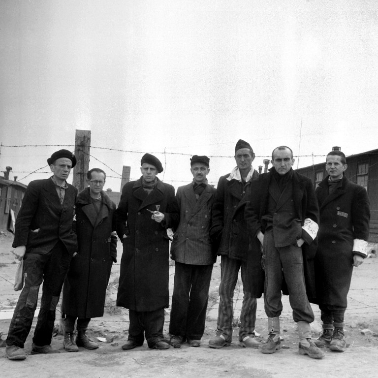 Sept résistants ayant travaillé pour la presse française clandestine, prisonniers à Buchenwald, à la libération du camp en avril 1945. Parmi eux, deux anciens de l'agence Havas: Maurice Nègre Sept résistants ayant travaillé pour la presse française clandestine, prisonniers à Buchenwald, à la libération du camp en avril 1945. Parmi eux, deux anciens de l'agence Havas: Maurice Nègre