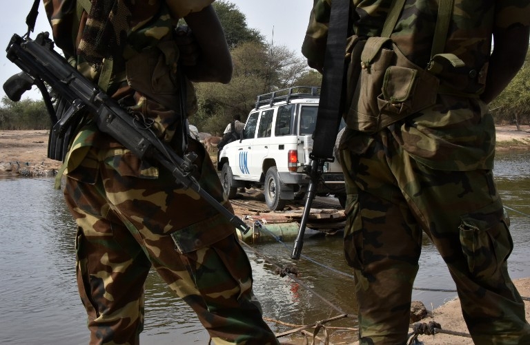 Des soldats tchadiens regardent un véhicule du Haut-comité des Nations Unies pour les réfugiés Des soldats tchadiens regardent un véhicule du Haut-comité des Nations Unies pour les réfugiés