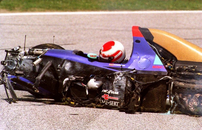 L'Autrichien Roland Ratzenberger gît dans son véhicule après son accident mortel L'Autrichien Roland Ratzenberger gît dans son véhicule après son accident mortel
