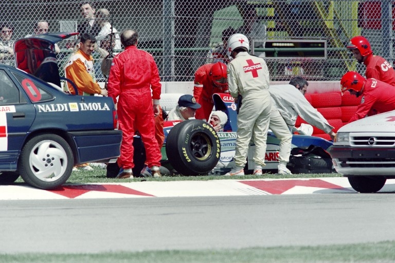 Le Brésilien Rubens Barrichello, blessé dans un accident lors de la 1ère journée d'essais du Grand Prix d'Imola, le 29 avril 1994 Le Brésilien Rubens Barrichello, blessé dans un accident lors de la 1ère journée d'essais du Grand Prix d'Imola, le 29 avril 1994