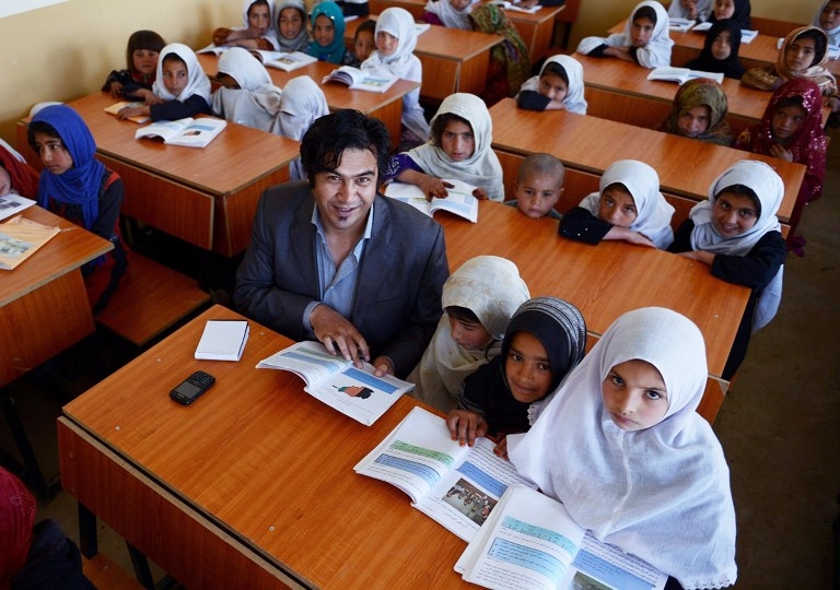 Sardar Ahmad pose dans une école de filles au nord de Kaboul, en avril 2013 Sardar Ahmad pose dans une école de filles au nord de Kaboul, en avril 2013