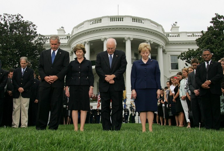 Photo prise à l'aide d'un appareil télécommandé du président George W. Bush, de la première dame Laura Bush, du vice-président Dick Cheney et de son épouse Lynne Cheney observant une minute de silence là la Maison-Blanche le 11 septembre 2007, à Photo prise à l'aide d'un appareil télécommandé du président George W. Bush, de la première dame Laura Bush, du vice-président Dick Cheney et de son épouse Lynne Cheney observant une minute de silence là la Maison-Blanche le 11 septembre 2007, à