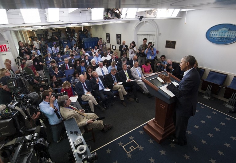 Une conférence de presse du président Barack Obama à la Maison-Blanche le 18 août 2014, photographiée à l'aide d'un appareil télécommandé accroché dans un coin de la pièce Une conférence de presse du président Barack Obama à la Maison-Blanche le 18 août 2014, photographiée à l'aide d'un appareil télécommandé accroché dans un coin de la pièce