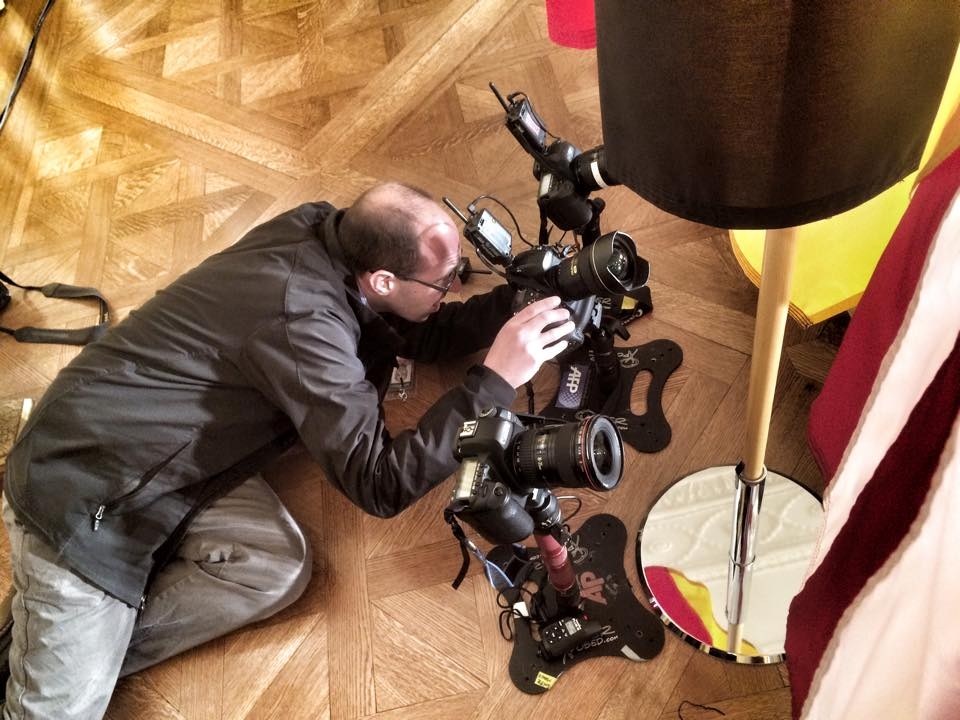 Le photographe de l'AFP Saul Loeb ajuste ses appareils télécommandés avant une conférence de presse conjointe Obama-Merkel à la Maison-Blanche, le 9 février 2015 Le photographe de l'AFP Saul Loeb ajuste ses appareils télécommandés avant une conférence de presse conjointe Obama-Merkel à la Maison-Blanche, le 9 février 2015