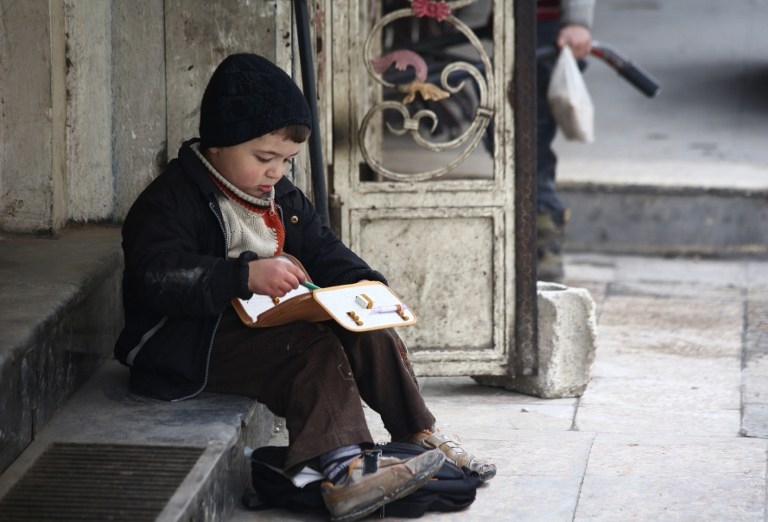 Un jeune habitant de Douma prépare son cartable avant d'aller à l'école, le 20 décembre 2014 Un jeune habitant de Douma prépare son cartable avant d'aller à l'école, le 20 décembre 2014