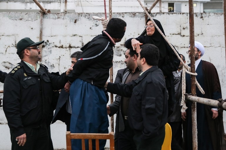 La mère d'Abdolah Hosseinzadeh, un jeune Iranien poignardé dans une rixe en 2007, gracie in extremis le meurtrier de son fils en le giflant sur l'échafaud le 15 avril 2014 La mère d'Abdolah Hosseinzadeh, un jeune Iranien poignardé dans une rixe en 2007, gracie in extremis le meurtrier de son fils en le giflant sur l'échafaud le 15 avril 2014