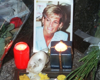 ne photo de la princesse Diana est entourÃ©e de bougies alors que des personnes sont venues lui rendre hommage, le 29 aoÃ»t au pont de l'Alma Ã  Paris, Ã  l'occasion du premier anniversaire de sa mort. A Paris comme Ã  Londres, le premier anniversaire de 