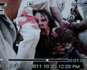La première image de Kadhafi, blessé, capturé par les rebelles (photo: AFP / Reproduction Philippe Desmazes)