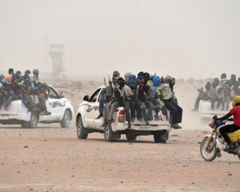 Des 4x4 transportant des migrants quittent Agadez pour la Libye, le 1er juin 2015 (AFP / Issouf Sanogo)