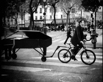 Le pianiste allemand Davide Martello se dirige vers le Bataclan, le 14 novembre 2015 (AFP / Valéry Hache)