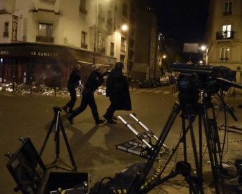 Après un mouvement de foule près du restaurant Le Carillon deux jours après les attentats, le 15 novembre 2015 (AFP / Dominique Faget)