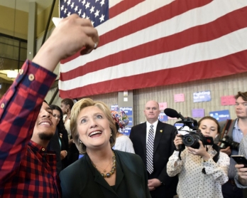 Un partisan de Hillary Clinton réalise un selfie à Las Vegas, le 19 février 2016 (AFP / Josh Edelson)