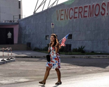 Devant l'ambassade américaine à La Havane, le 20 juillet 2015, jour de la reprise officielle des relations diplomatiques entre les Etats-Unis et Cuba (AFP / Yamil Lage)