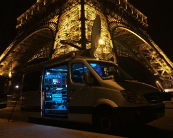 Le car de l'AFPTV devant la Tour Eiffel, le 8 janvier 2015