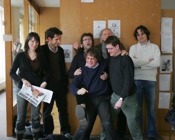Des membres de l'équipe de Charlie Hebdo dans les bureaux de l'hebdomadaire en mars 2006. Au premier plan: Cabu