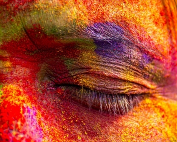 Une femme au visage couvert de poudre colorée lors de la fête de la Holi à Sivasagar, dans l'Etat d'Assam, le 6 mars 2015 (AFP)