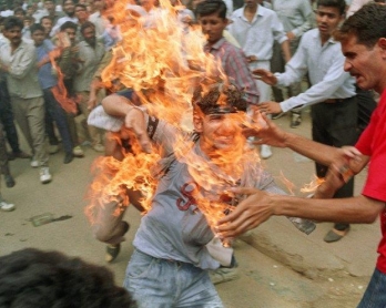 Le jeune Rajeev Goswami s'immole par le feu au cours d'une manifestation d'étudiants dans la banlieue de New Delhi, en 1990