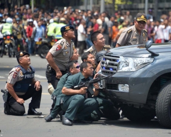 Affrontements entre policiers et suspects pendant une vague d'attaques terroristes à Jakarta, le 14 janvier 2016 (AFP / Bay Ismoyo)