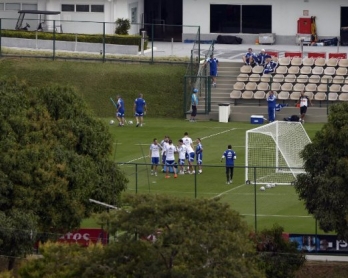 Un entraînement de l'équipe d'Argentine à Cidade do Galo, près de Belo Horizonte, vu depuis la butte où s'agglutinent photographes et reporters en manque d'informations &nbsp;