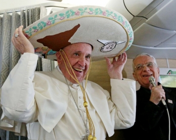 Le pape François essaye un chapeau offert par un journaliste mexicain dans l'avion entre Rome et La Havane, le 12 février 2016 (AFP / pool / Alessandro Di Meo)