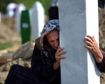 L’inhumation de 775 victimes nouvellement identifiées du massacre de Srebrenica, à Potocari le 11 juillet 2010 (AFP PHOTO / DIMITAR DILKOFF)