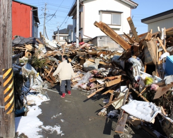 Les environs de la maison familiale de Miwa Suzuki quelques jours après le tsunami du 11 mars 2011