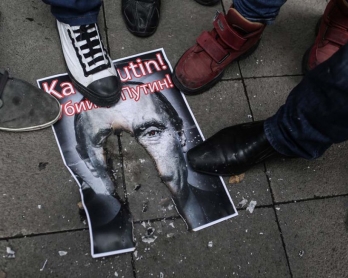 Des manifestants turcs piétinent un portrait du président russe Vladimir Poutine, qualifié 'd'assassin', le 27 novembre 2015 à Istanbuk (AFP / Cagdas Erdogan)
