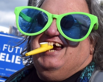 Un supporteur attend le début du débat entre les candidats à l'investiture démocrate Bernie Sanders et Hillary Clinton à Charleston, en Caroline du Sud, le 17 janvier 2016 (AFP / Timothy A. Clary)